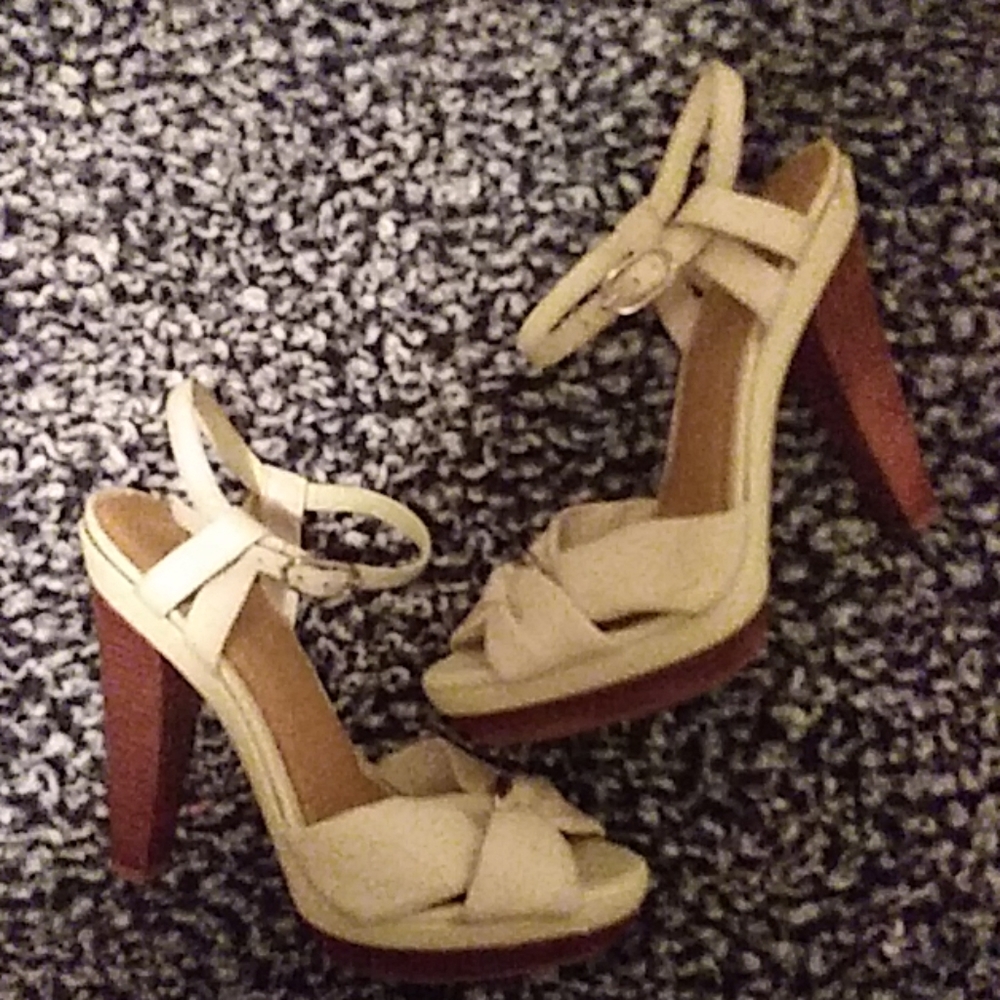 Ginni binni beige high heals